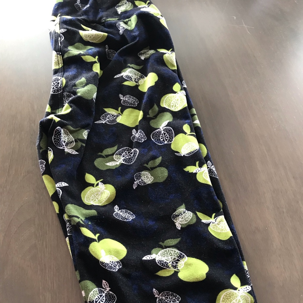 LuLaRoe OS Leggings in Green Apple Print on Black